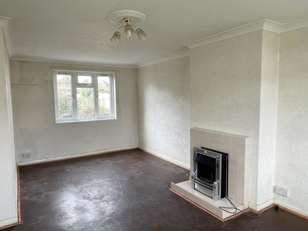 Lot: 122 - SEMI-DETACHED HOUSE IN NEED OF IMPROVEMENT IN POPULAR VILLAGE - living room in village semi in need of improvement